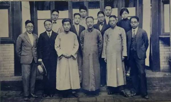 北师大物理系一九三三班师生合影 北师大物理系一九三三班师生合影