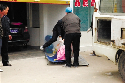 蒙城灭门惨案死者被抬出 蒙城灭门惨案死者被抬出