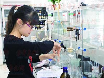 正在进行实验的学生 正在进行实验的学生