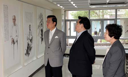 张恭荣(左)与孟庆江夫妇画展期间观看画展 张恭荣(左)与孟庆江夫妇画展期间观看画展
