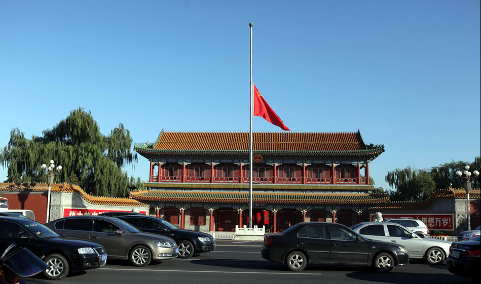 新华门降半旗致哀 新华门降半旗致哀