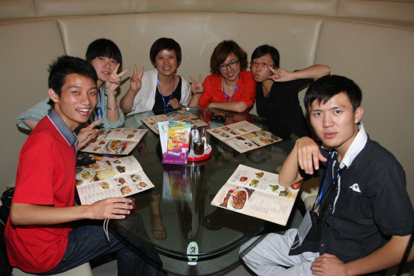 “香港传播使者”準备享受香港美食 “香港传播使者”準备享受香港美食