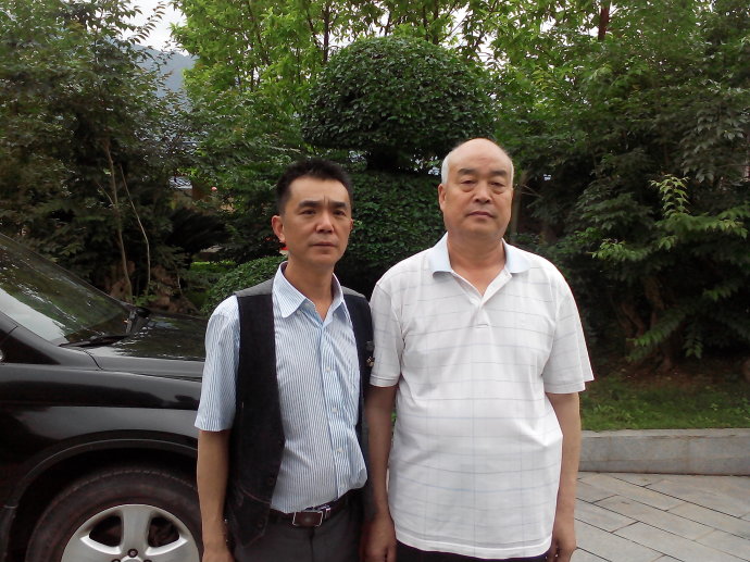 刘星与杜甫第42代传人杜宝才的合影 刘星与杜甫第42代传人杜宝才的合影