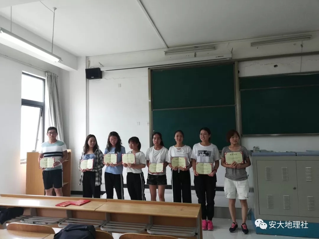 地理学社干部受到学校团委表彰(2) 地理学社干部受到学校团委表彰(2)