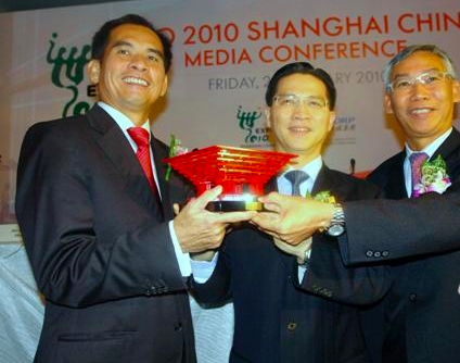 周汉民向嘉宾赠送世博纪念品 周汉民向嘉宾赠送世博纪念品