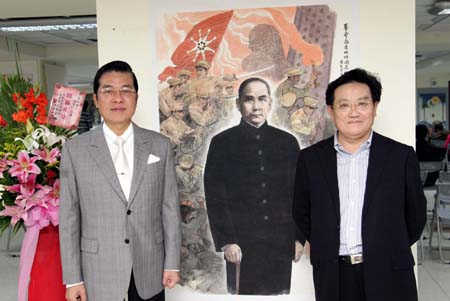孟庆江(右)与张恭荣在孙中山画前合影 孟庆江(右)与张恭荣在孙中山画前合影