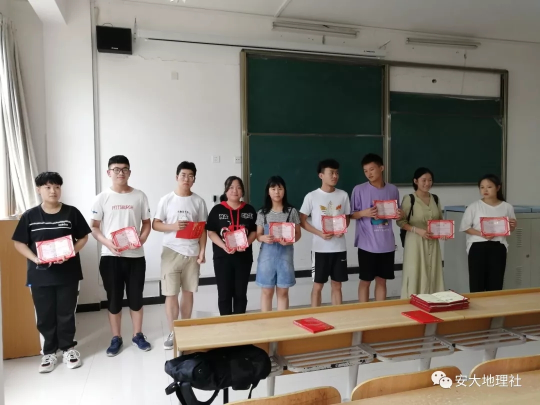 地理学社干部受到学校团委表彰 地理学社干部受到学校团委表彰