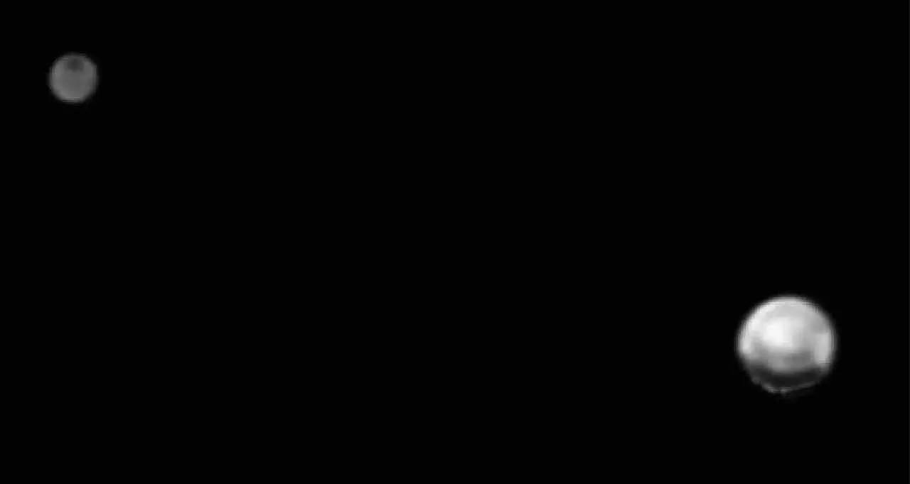 卡戎与远处的冥王星 卡戎与远处的冥王星