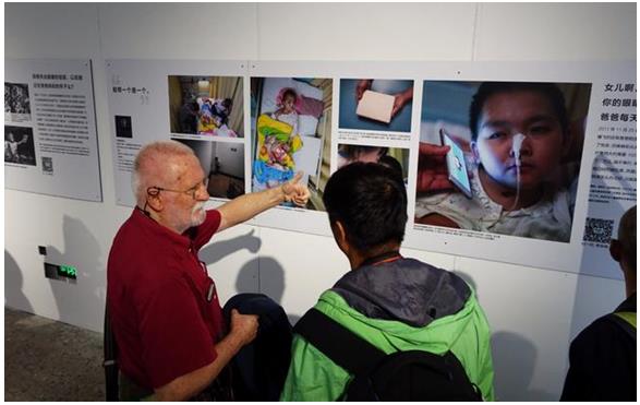 着名策展人约翰·B·特纳与现场观众交流观展感受 着名策展人约翰·B·特纳与现场观众交流观展感受