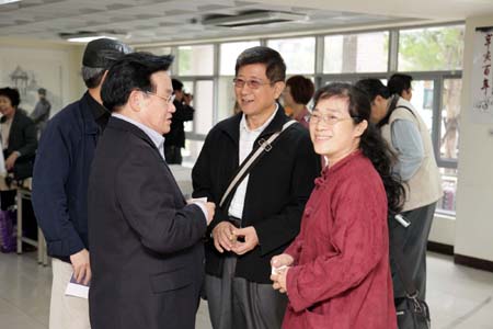 孟庆江(左二)与台湾画界朋友一起观看画展 孟庆江(左二)与台湾画界朋友一起观看画展