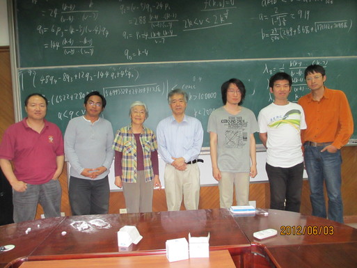 数学系会议室,左四为坂内英一 数学系会议室,左四为坂内英一