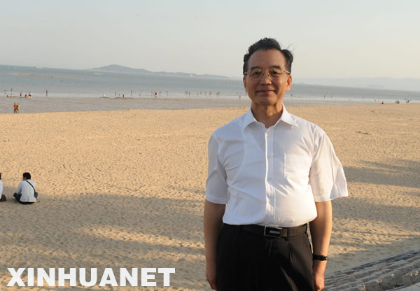 温家宝总理在金厦海滩 温家宝总理在金厦海滩