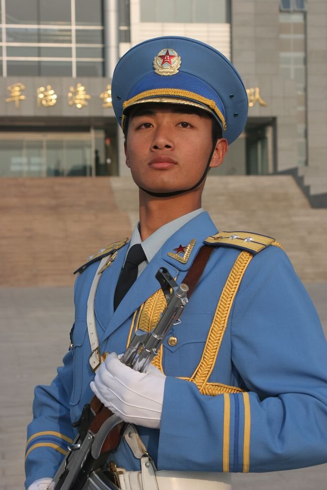 英姿飒爽的许东