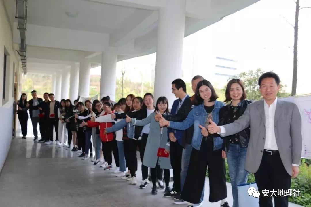 安康学院第二届地图绘製大赛领导、老师、获奖者合影 安康学院第二届地图绘製大赛领导、老师、获奖者合影