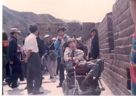 霍金1985年访问北京师範大学,并在学生的帮助下登上了长城 霍金1985年访问北京师範大学,并在学生的帮助下登上了长城