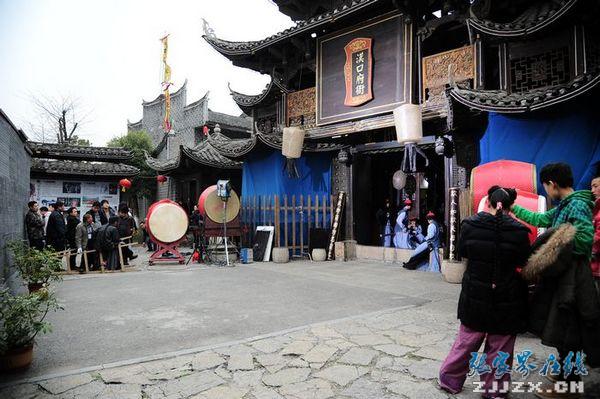 《菊花醉》正在老院子内取景拍摄 《菊花醉》正在老院子内取景拍摄