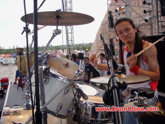 何岩(中国内地男乐手) 何岩(中国内地男乐手)