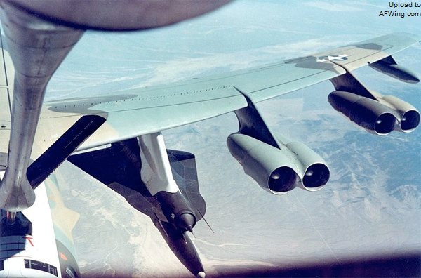 正在进行空中加油的 B-52H 载机 正在进行空中加油的 B-52H 载机