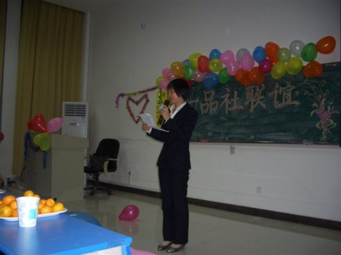 现任社长谢志清在一品社联谊会上发表讲话 现任社长谢志清在一品社联谊会上发表讲话