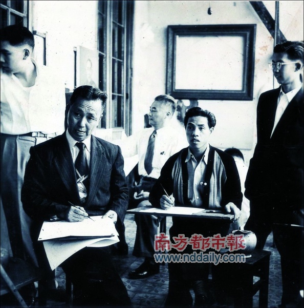 徐东白(左一)年轻时在香港写生时的留影 徐东白(左一)年轻时在香港写生时的留影