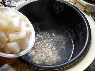 薏米百合炖雪梨 薏米百合炖雪梨