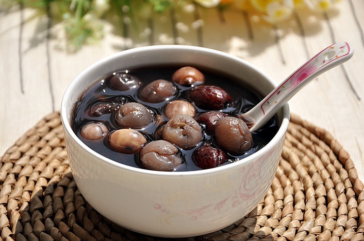 黑豆桂圆莲子红豆汤