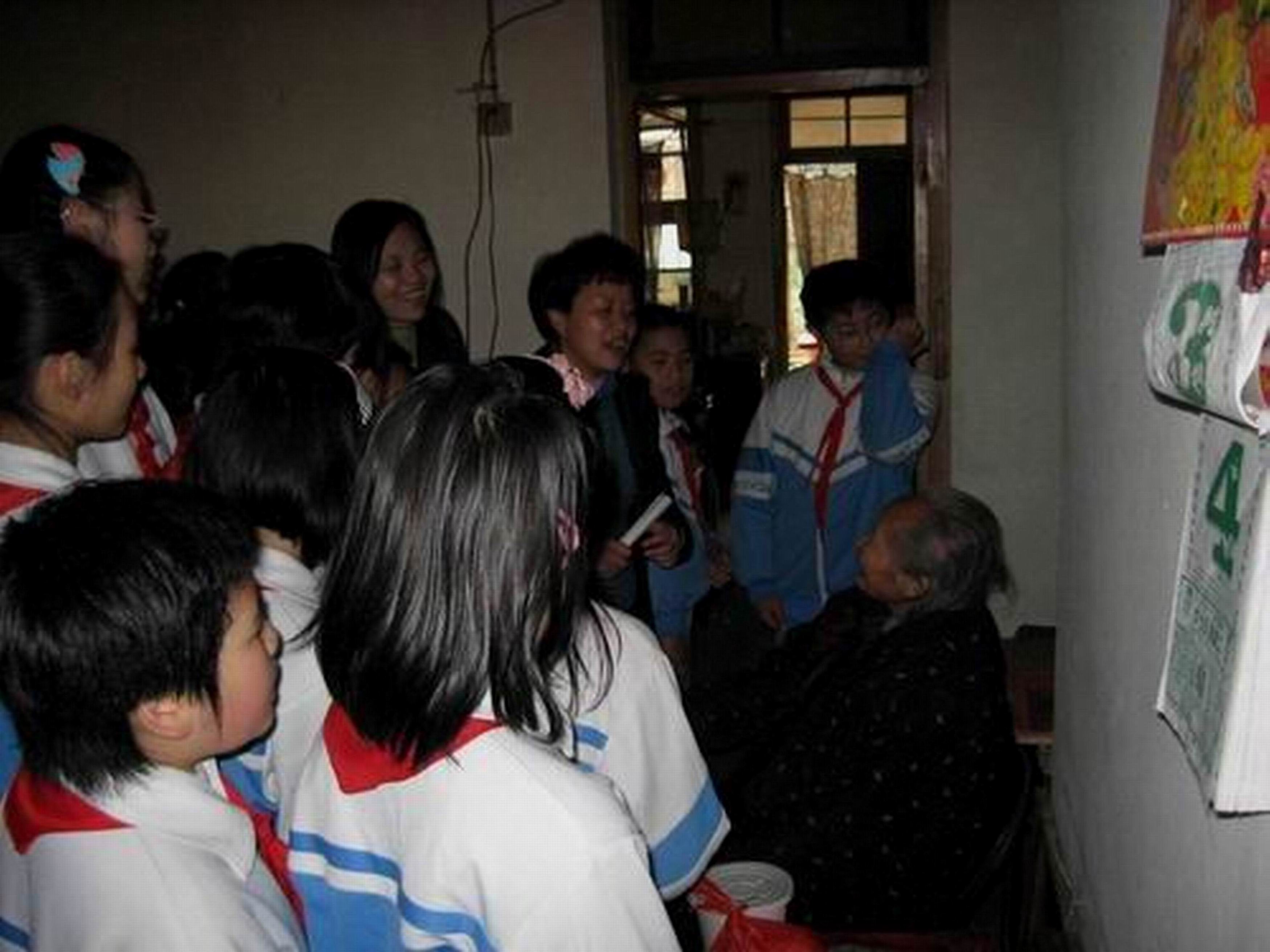 学生看望老人 学生看望老人