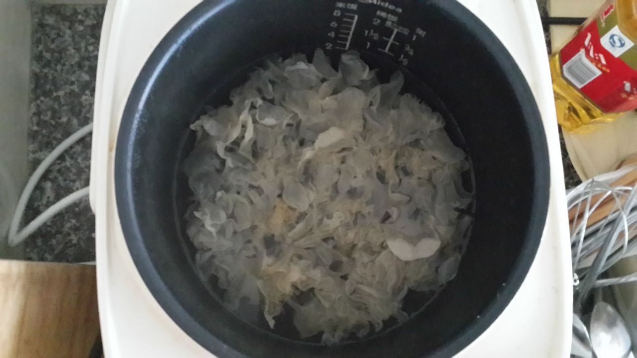 鸽子蛋炖银耳