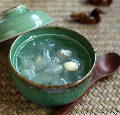 冰糖银耳莲子羹 冰糖银耳莲子羹