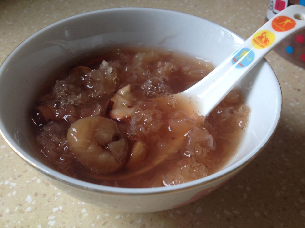 桂圆红枣莲子炖银耳