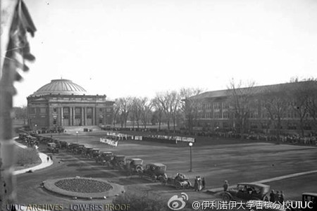 1915年6月伊利诺伊大学在Quad举行毕业典礼 1915年6月伊利诺伊大学在Quad举行毕业典礼