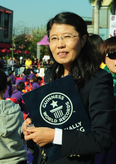 吉尼斯中国地区认证官吴晓红在活动现场 吉尼斯中国地区认证官吴晓红在活动现场