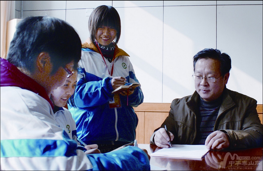 佛山中学校长张起接受小记者採访 佛山中学校长张起接受小记者採访