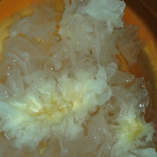 银耳桂圆红枣甜汤