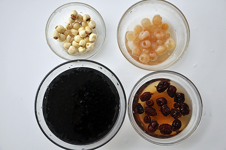 黑豆桂圆莲子红豆汤