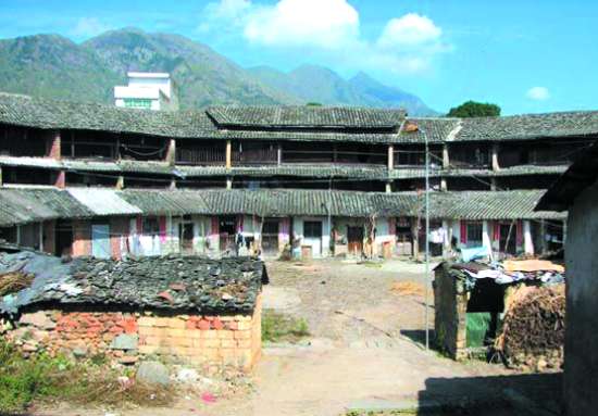 图为“听捷楼”,楼后为“笔架山” 图为“听捷楼”,楼后为“笔架山”