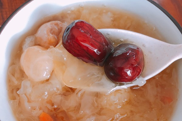 银耳红枣桂圆汤 银耳红枣桂圆汤