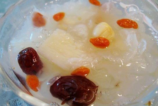松子银耳炖雪梨