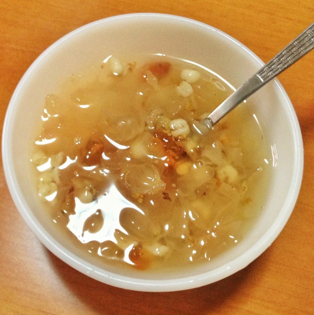 薏仁桃胶银耳羹