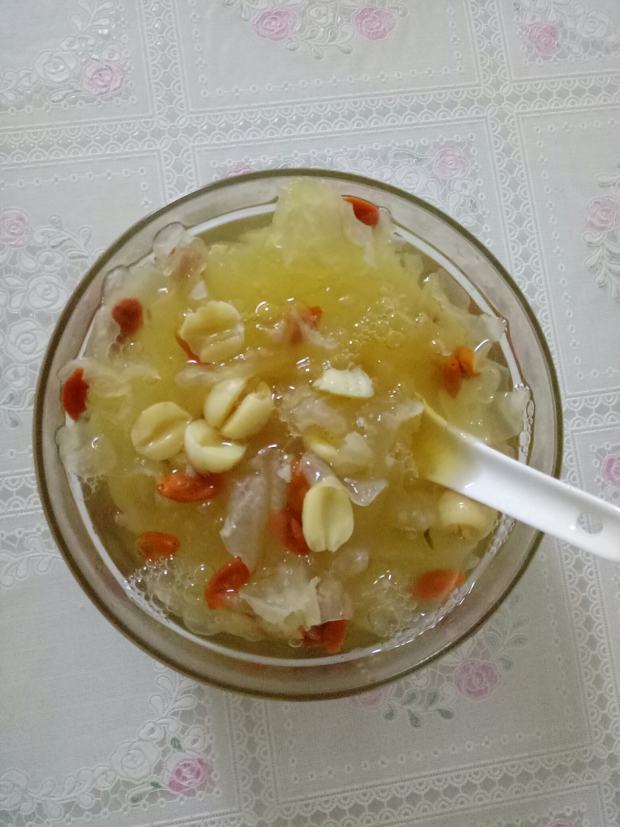 银耳莲子枸杞羹 银耳莲子枸杞羹