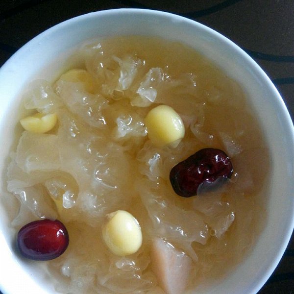 银耳莲子梨汤