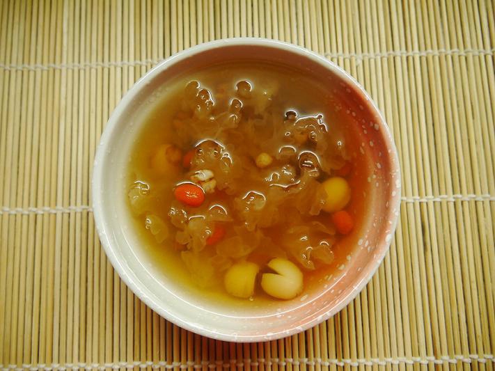 银耳莲子薏米汤