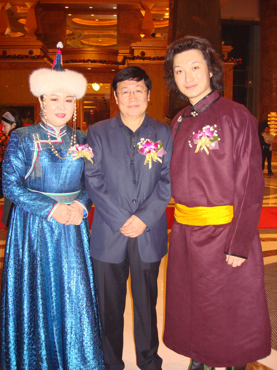 左起:歌唱家阿拉泰、崔富、歌唱家齐峰 左起:歌唱家阿拉泰、崔富、歌唱家齐峰