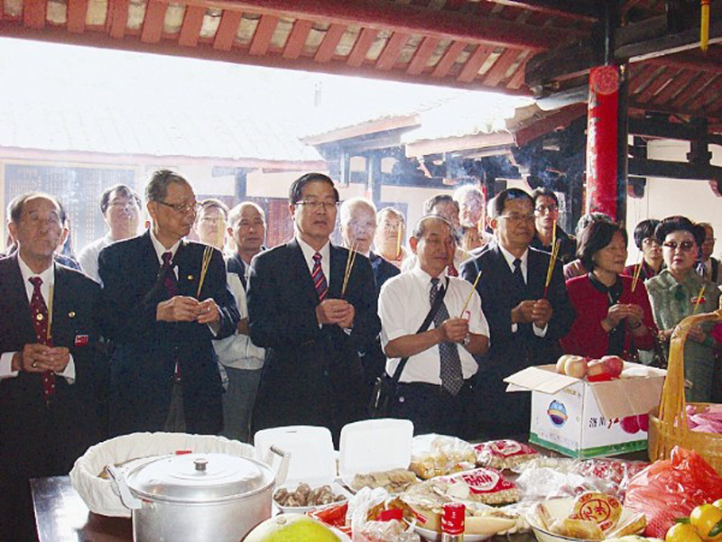 李朝卿(前排左三)在祭祖 李朝卿(前排左三)在祭祖