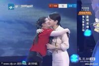 吴双与杨钰莹拥抱 吴双与杨钰莹拥抱