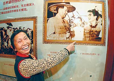 当年的社团支书自豪地说:站在主席身边的就是我。 当年的社团支书自豪地说:站在主席身边的就是我。