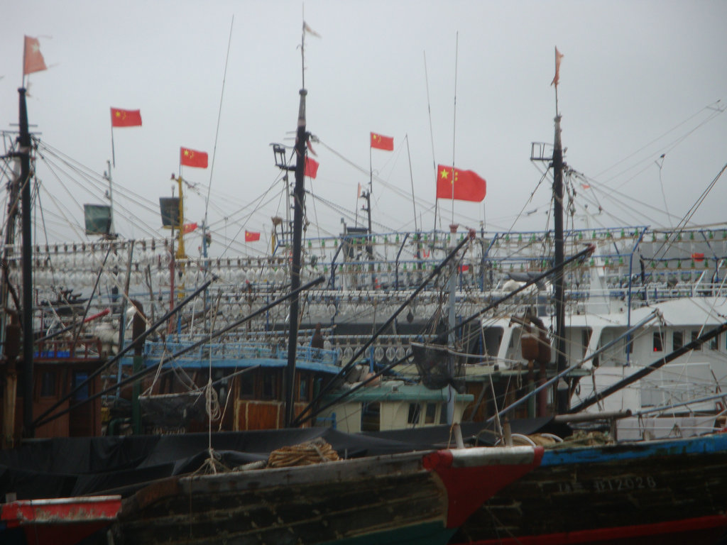 挂好国旗的渔船準备出海 挂好国旗的渔船準备出海
