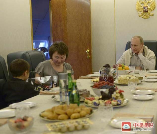 普京与远东洪灾遇难者家人用餐 普京与远东洪灾遇难者家人用餐