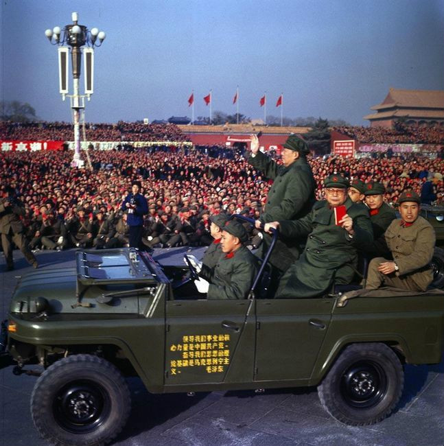 1966年毛主席与叶剑英同志检阅文化革命大军 1966年毛主席与叶剑英同志检阅文化革命大军