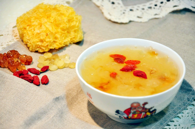 枸杞银耳皂角桃胶羹 枸杞银耳皂角桃胶羹